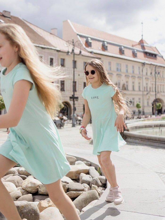 E-shop Dievčenské šaty športové LOVE s krátkym rukávom