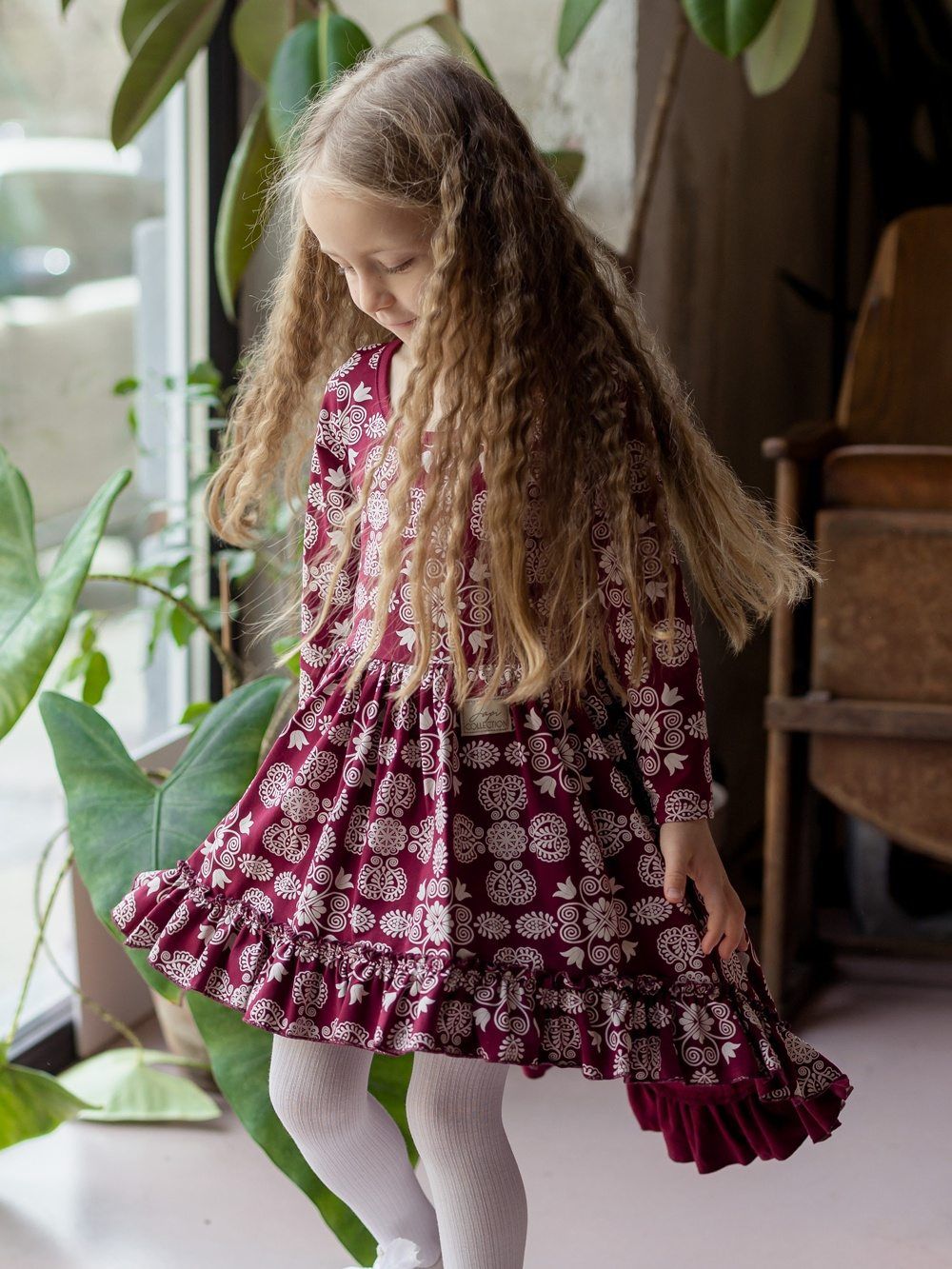 Dievčenské šaty s ľudovým vzorom