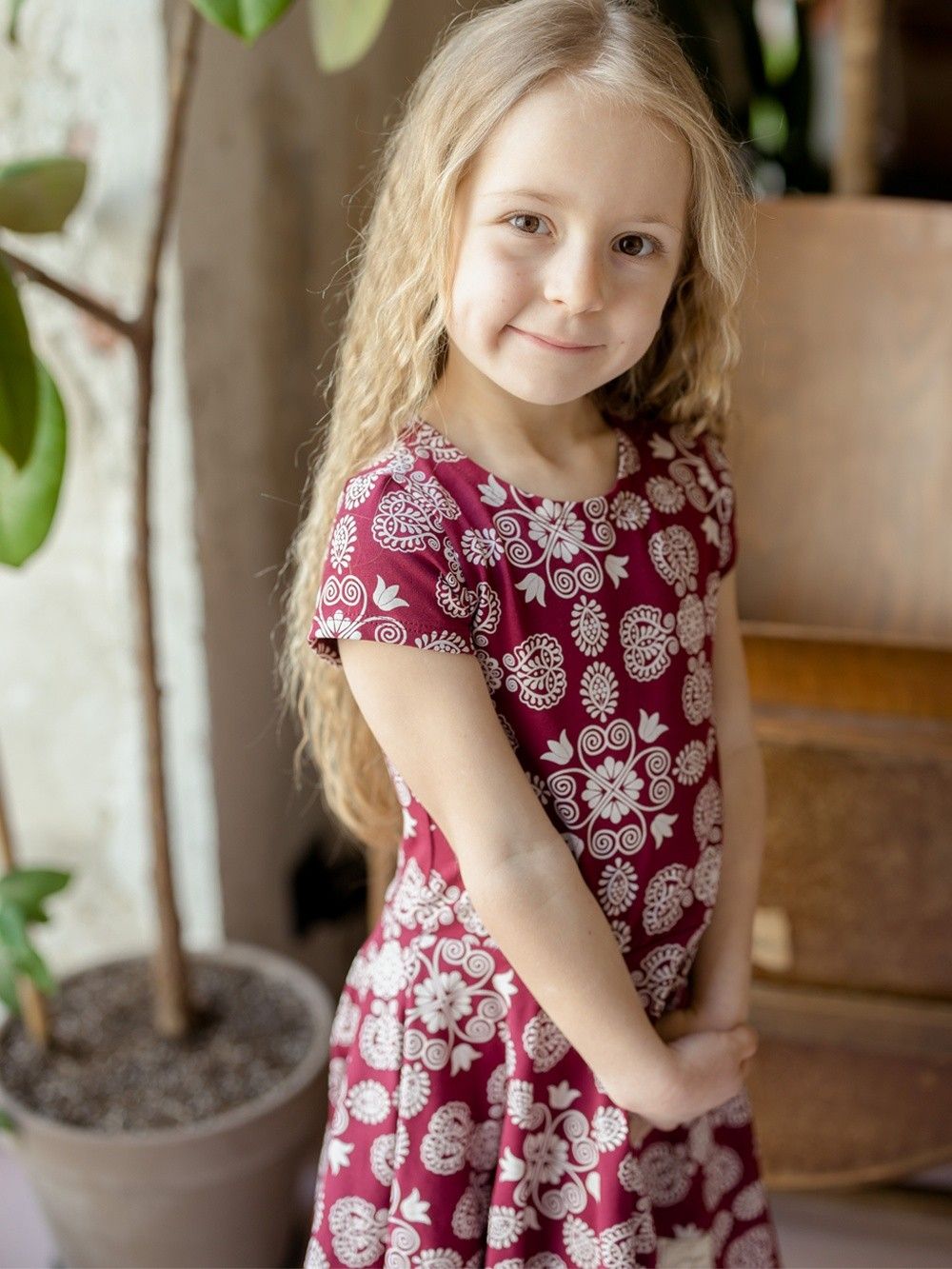 dievčenské bavlnené šaty s ľudovou výšivkou