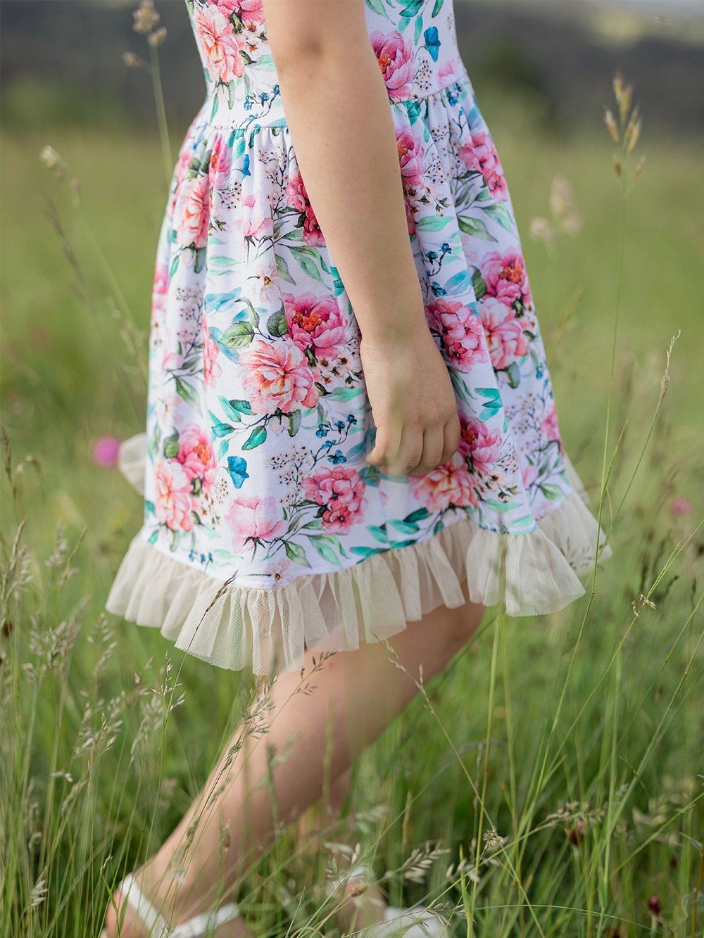 dievčenské šaty s kvetmi na leto