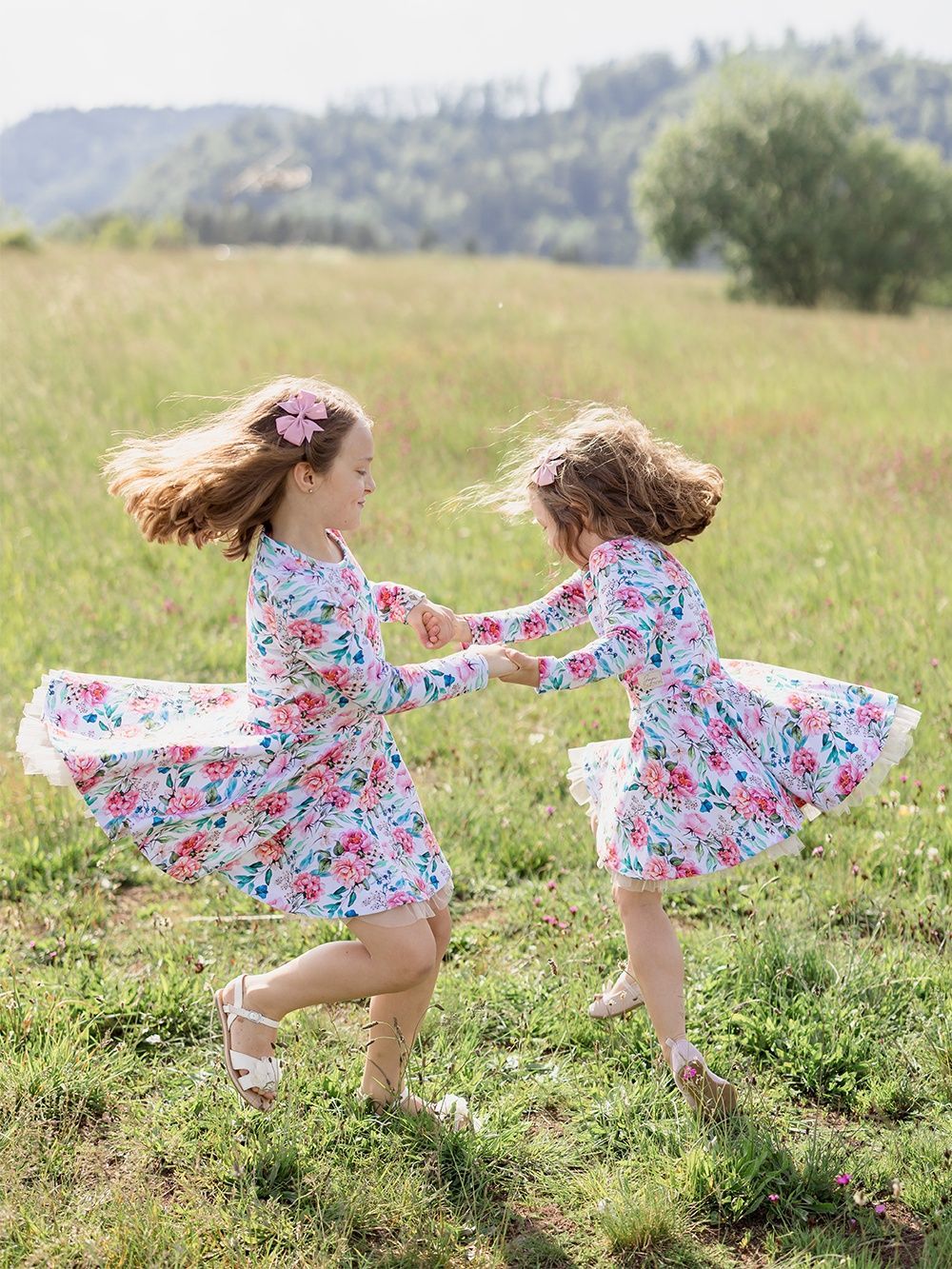 dievčenské kvetované šaty s točivou sukničkou